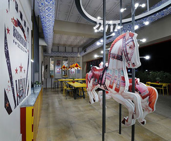 В Греции открылся ресторан, напоминающий цирк