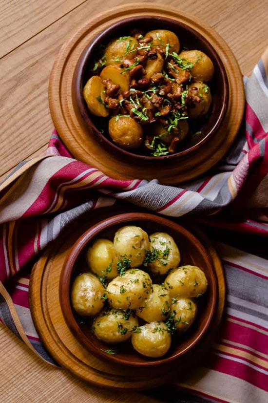 Страви з молодої картоплі у ресторані Чачаварня Страви з молодої картоплі у ресторані Чачаварня