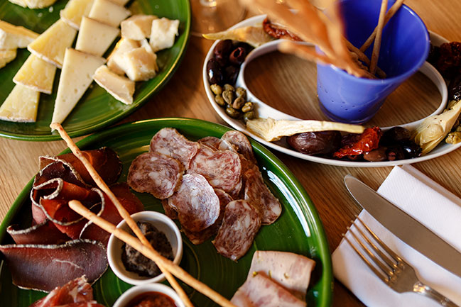 Затишні свята, корпоративи та тімбілдинги в ресторані DOM N10 Затишні свята, корпоративи та тімбілдинги в ресторані DOM N10