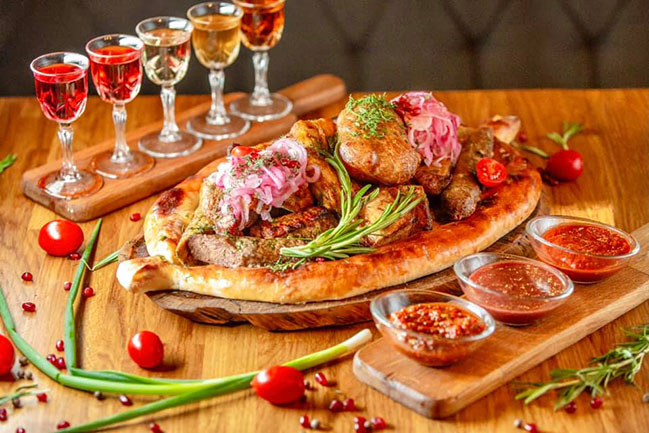 Мясні страви із тандира в ресторані Genatsvale&Hinkali на Оболоні Мясні страви із тандира в ресторані Genatsvale&Hinkali на Оболоні