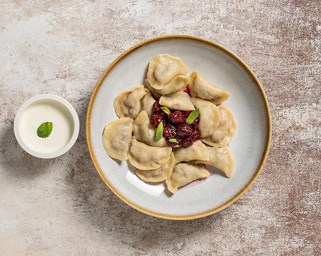 Сезон стиглої української вишні у ресторані Хуторець на Дніпрі Сезон стиглої української вишні у ресторані Хуторець на Дніпрі