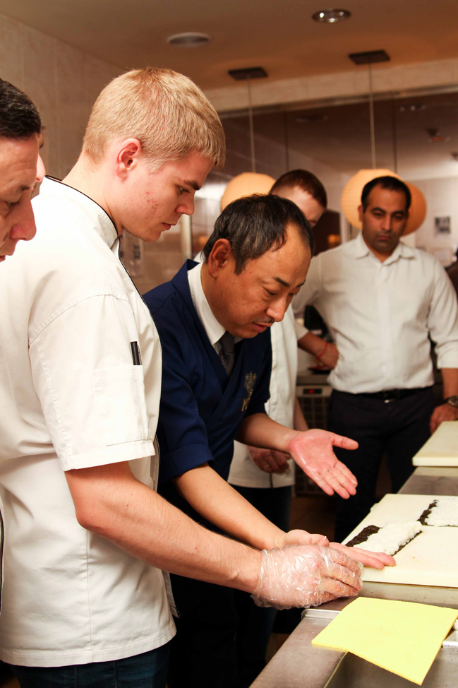 8 самураев кухни познали секреты мастерства Йоши Фудзивара 8 самураев кухни познали секреты мастерства Йоши Фудзивара