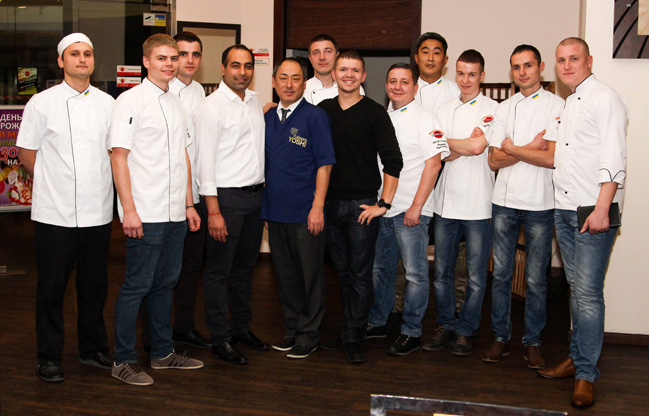 8 самураев кухни познали секреты мастерства Йоши Фудзивара 8 самураев кухни познали секреты мастерства Йоши Фудзивара