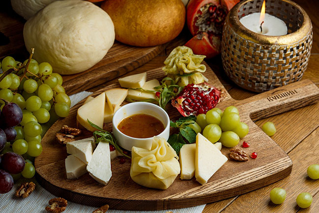 Сирна тарілка в ресторані Кувшин Сирна тарілка в ресторані Кувшин