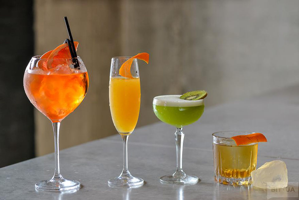 По Киеву за коктейлями: популярные бары столицы По Киеву за коктейлями: популярные бары столицы