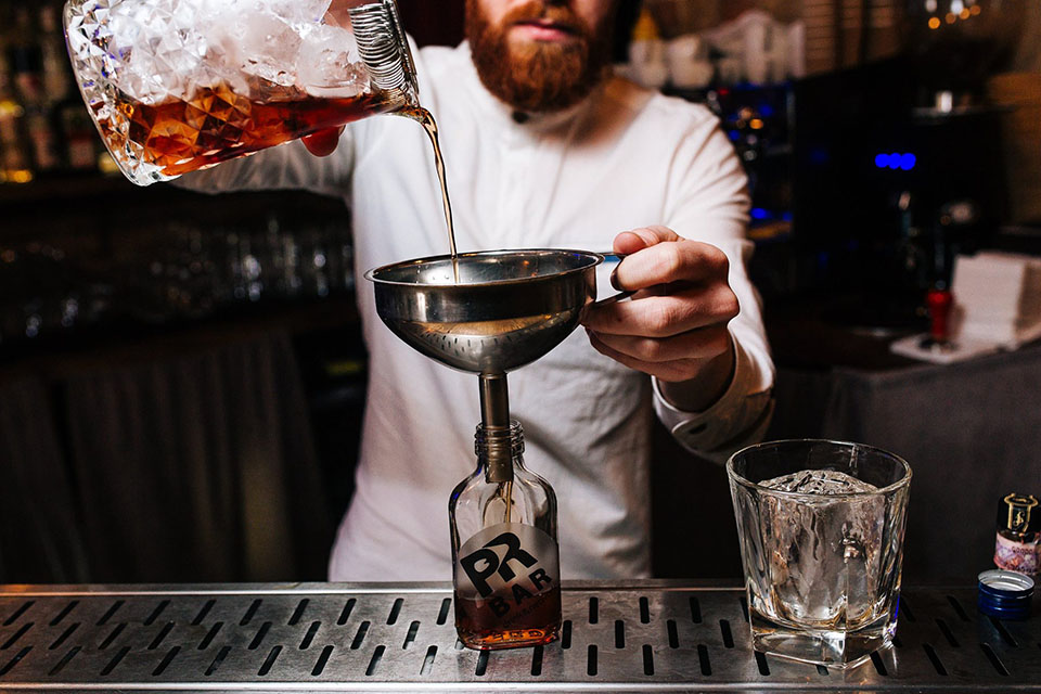 По Киеву за коктейлями: популярные бары столицы По Киеву за коктейлями: популярные бары столицы