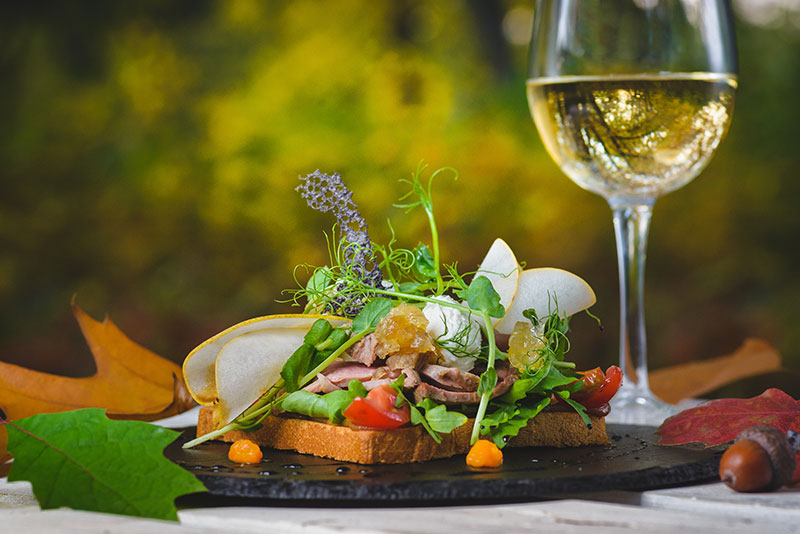 Новое место (Киев): концептуальный ресторан HayLoft на ВДНХ Новое место (Киев): концептуальный ресторан HayLoft на ВДНХ