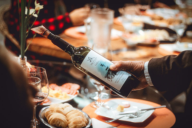 Розмова з експертами: Євген Зіневич та Назар Смутніцкій про вино, трендах і перспективи українського виноробства Розмова з експертами: Євген Зіневич та Назар Смутніцкій про вино, трендах і перспективи українського виноробства