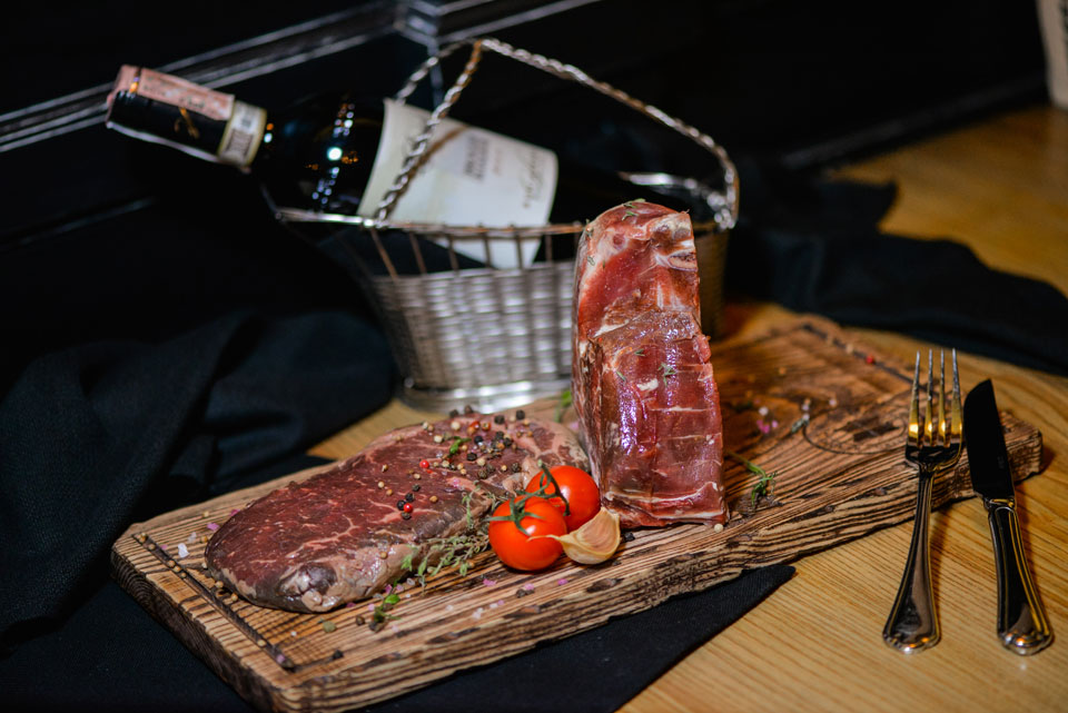 Мясо, вино и виски: ресторан KARE Grill&Josper возле площади Победы в Киеве Мясо, вино и виски: ресторан KARE Grill&Josper возле площади Победы в Киеве