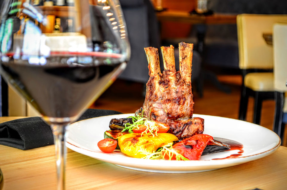 Мясо, вино и виски: ресторан KARE Grill&Josper возле площади Победы в Киеве Мясо, вино и виски: ресторан KARE Grill&Josper возле площади Победы в Киеве