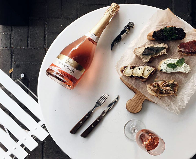 За последний день лета поднимаем бокал: где и с чем пить игристое За последний день лета поднимаем бокал: где и с чем пить игристое