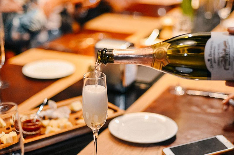 За последний день лета поднимаем бокал: где и с чем пить игристое За последний день лета поднимаем бокал: где и с чем пить игристое