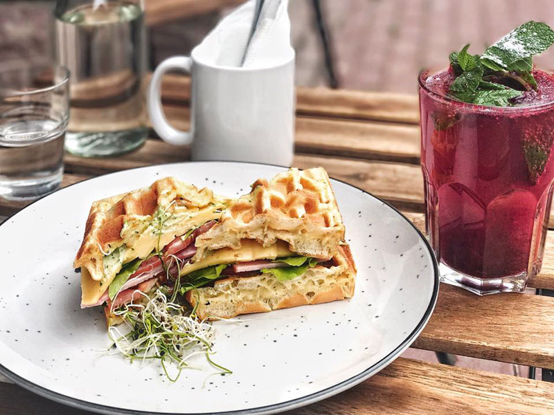 Non Branded Café: бельгийские вафли на Оболони Non Branded Café: бельгийские вафли на Оболони