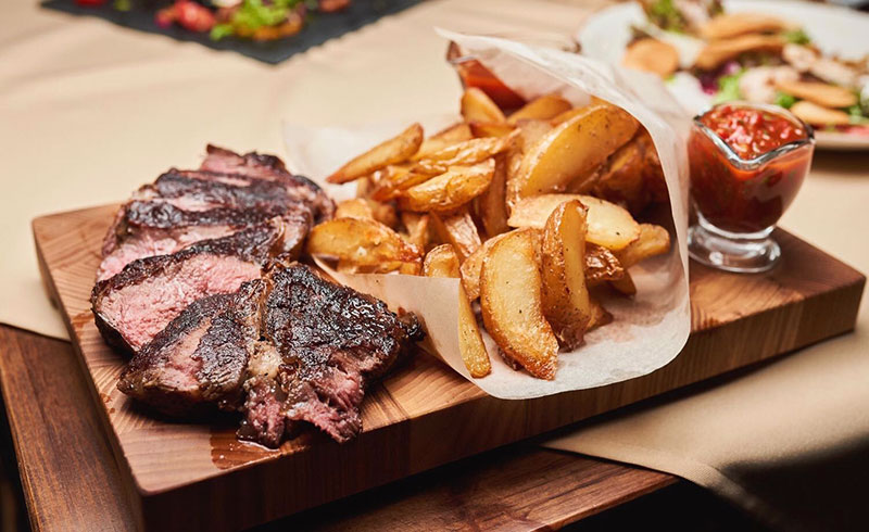 Sorry Vegans: новый стейкхаус на бульваре Тараса Шевченко Sorry Vegans: новый стейкхаус на бульваре Тараса Шевченко