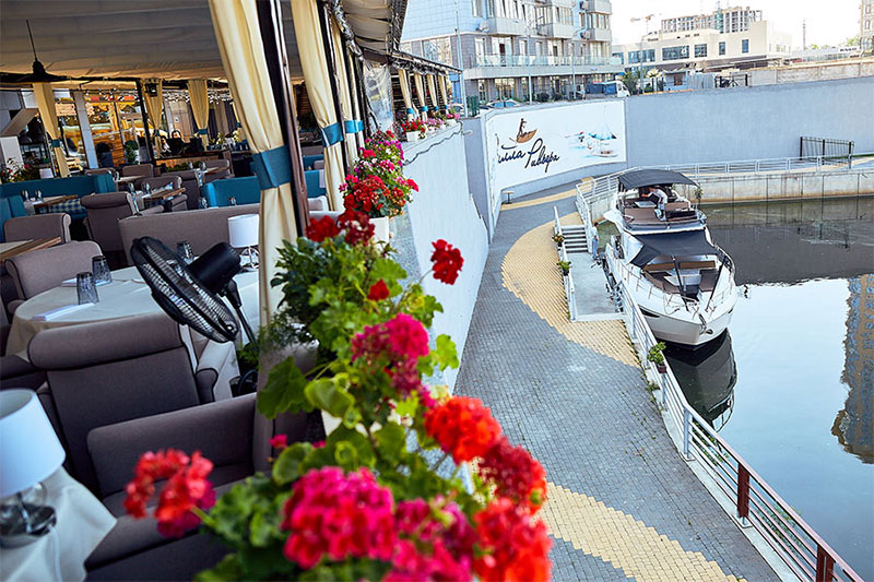 Ресторани біля води: 7 закладів, де можна відшукати літню прохолоду Ресторани біля води: 7 закладів, де можна відшукати літню прохолоду