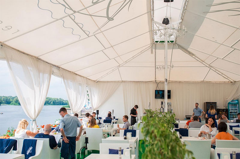 Ресторани біля води: 7 закладів, де можна відшукати літню прохолоду Ресторани біля води: 7 закладів, де можна відшукати літню прохолоду