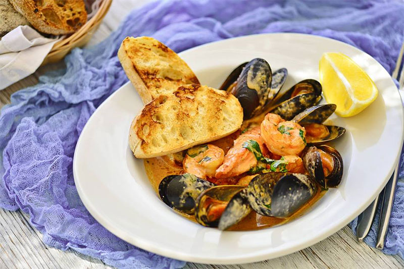 Ресторани біля води: 7 закладів, де можна відшукати літню прохолоду Ресторани біля води: 7 закладів, де можна відшукати літню прохолоду