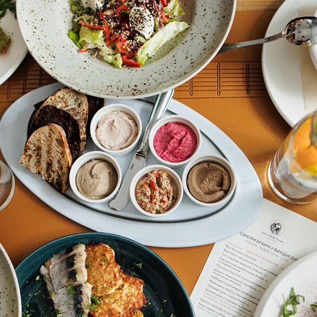 Сімейні бранчі у ресторані Sams Steak House на Жилянській