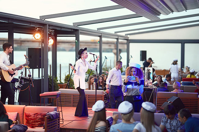 З Києва до Одеси з любов'ю: київські селебріті стали учасниками акції добра в ресторані Веранда на Дніпрі З Києва до Одеси з любов'ю: київські селебріті стали учасниками акції добра в ресторані Веранда на Дніпрі