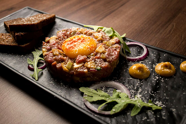 Біля Арсенальної відкривається концептуальний кальян-бар на честь Енді Уорхола Біля Арсенальної відкривається концептуальний кальян-бар на честь Енді Уорхола