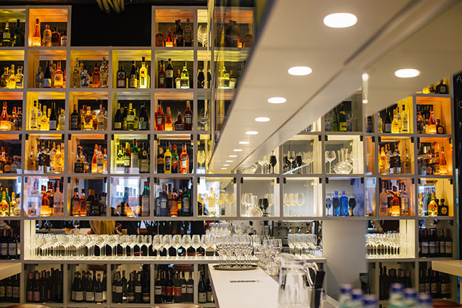 Новий WHITE Bar на Шота Руставелі - місце, де на чолі - вино!