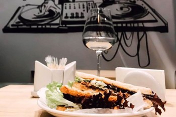 Нове місце (Київ): другий бар EASY на Майдані