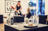 Ресторан, где все сидят по одному