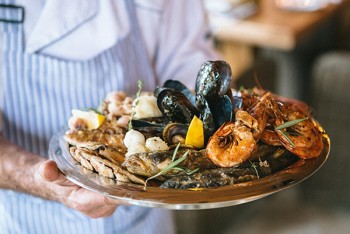 Свіжі морепродукти в ресторані 