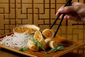 Китайські спрінг роли у ресторані 