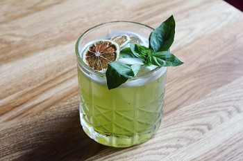 У центрі столиці запрацював бар-магазин 