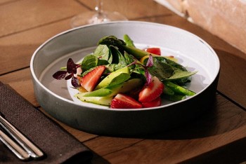 Сезонне меню зі спаржею у ресторані 