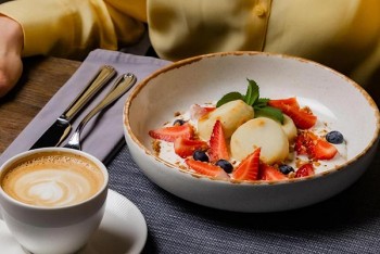 Сети сніданків для родини у ресторані 