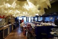 Японский ресторан подает блюда на конвейере