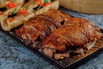 Качка по-пекінськи у ресторані 