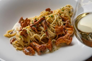 Страви з лисичками у ресторані 