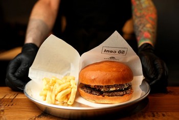 Леся Никитюк раздаст бесплатно 1500 бургеров в центре Киева