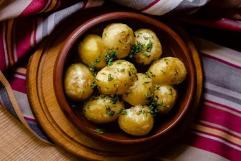 Страви з молодої картоплі у ресторані 