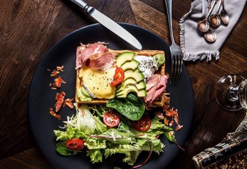 Городское кафе Charlatan на Шота Руставели приглашает на завтрак