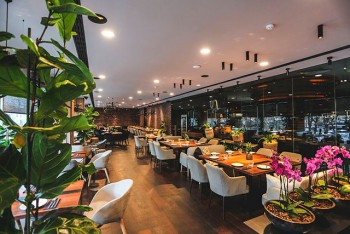 У Києві ресторанам і кафе дозволили приймати гостей в залах приміщень