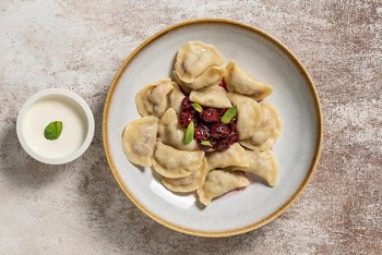 Сезон стиглої української вишні у ресторані 