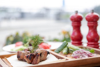 Маринад grill cafe: страви на грилі з видом на Дніпро