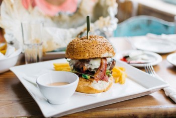 RestOn-лікнеп: як правильно їсти бургер і навіщо в ньому шпажка