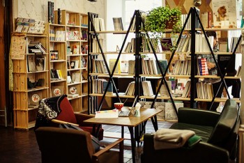 Литература и еда: рестораны-библиотеки в Киеве, где есть, что почитать