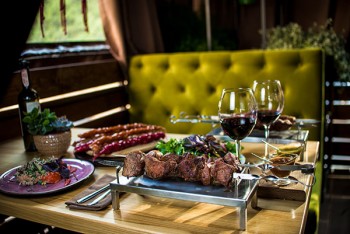 Сонячна Грузія в центрі Києва: редакція тестує нове меню на терасі ресторану Suluguni